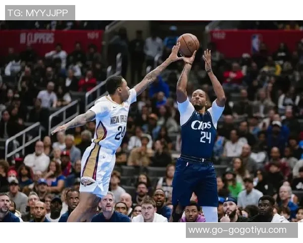 小吧观赛快船对阵鹈鹕主场赠送保罗快船10时期球衣给每位球迷 小吧观赛快船对阵鹈鹕主场赠送保罗快船10时期球衣给每位球迷